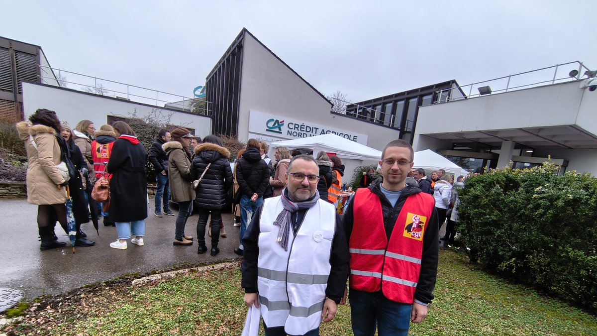 Salaires, "pression commerciale" : 150 salariés du Crédit agricole mobilisés devant le siège, des débrayages dans les agences aveyronnaises