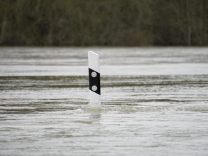CARTES. Météo : bloqués dans les étages par la montée des eaux, routes fermées à la circulation, la vigilance orange pour crues, étendue à un troisième département