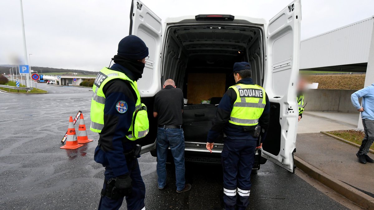 900 tablettes de prégabaline saisies sur l’A75 : c’est quoi ce médicament transformé en drogue mortelle que les usagers s’arrachent avec de fausses ordonnances ?