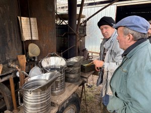 Presque centenaire, cet alambic de l'Aveyron a fait couler ses premières "gouttes"
