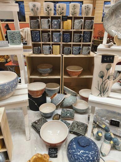 Dans son atelier du Cros, Christine de Boissieu fabrique avec beaucoup de goût, toutes sortes d'objets utilitaires et décoratifs, personnalisés au pinceau à l'engobe, ainsi que des sculptures en terre chamottée.