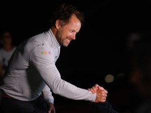 Trophée Jules Verne : le skipper Thomas Coville et son équipage ont battu le record du tour du monde à la voile