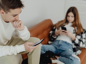 Réseaux sociaux : les députés votent l'interdiction aux moins de 15 ans, la France bientôt pionnière en Europe ?