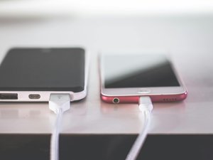 Une adolescente de 15 ans meurt électrocutée par son téléphone, elle l'utilisait pendant qu'il était en charge