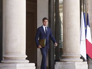 "Il faut assumer de changer le système" : Gabriel Attal propose la "suppression" de l'âge légal de la retraite