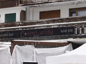 Drame de Crans-Montana : quand la mousse acoustique faisait l'objet d'une discussion entre Jacques Moretti et un serveur du bar