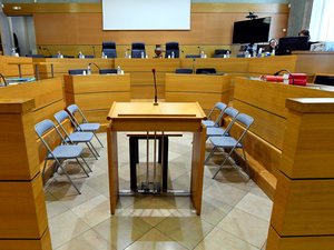 "J'étais à 4,7 grammes quand j'ai été arrêté !" : en Aveyron, il violente son voisin "sans raison" et s'en excuse devant le tribunal