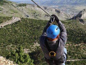 Il s'élance seul en tyrolienne pour prendre des photos de nuit : le photographe reste coincé au-dessus du vide pendant 14 heures