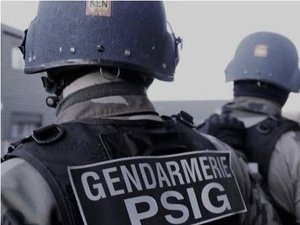 Il se cache sous un lit pour échapper aux gendarmes... la justice lance un mandat d'arrêt