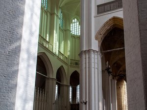 Il n'avait pas le permis : sa voiture, lancée à vive allure, s'encastre dans la porte de l'église après avoir "gravi" six marches