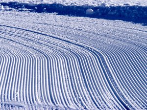 Une dameuse dévie de son itinéraire en raison d'une mauvaise météo et glisse sur une centaine de mètres, elle est stoppée par un monticule de neige