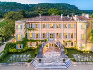 Nicolas Sarkozy à nouveau devant la justice, avec Carla, après avoir détruit illégalement une bâtisse médiévale pour faire du vin