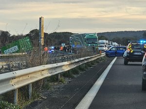 Son pneu éclate, un poids lourd traverse toutes les voies de circulation de l'autoroute et finit dans le fossé, un bilan miraculeux