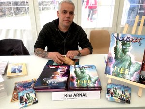 "J'ai appris à lire avec les albums d'Astérix" : Kris Arnal, l'animateur de radio et scénariste de bandes dessinées installé en Aveyron