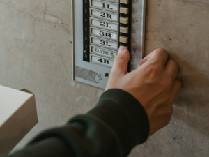 Un employé de la Poste sonne à l'interphone pour vous remettre un colis, le temps de descendre et de remonter et vous êtes cambriolé