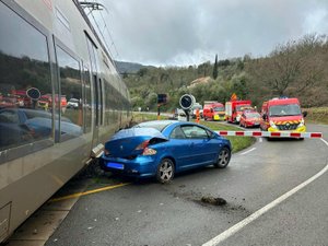 La barrière du passage à niveau se baisse, il passe quand même et se fait percuter par le TER Béziers-Millau
