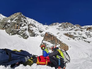Les deux skieurs déclenchent une avalanche dans les Pyrénées, l'un d'eux est emporté sur des centaines de mètres et s'en sort grâce à son sac à dos