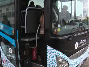 Le bus roulait avec la porte de la soute à bagages ouverte : elle fauche mortellement une adolescente qui marchait sur le bord de la route