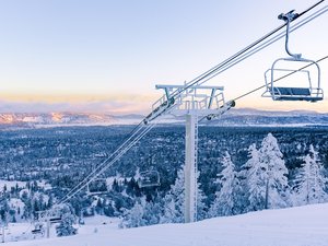 Un jeune skieur ne descend pas du télésiège et se retrouve avec le garde-corps levé, un secouriste grimpe au pylône pour le mettre en sécurité