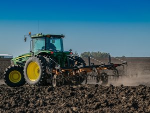 Son tracteur percute un talus et se renverse, l'agriculteur meurt coincé
