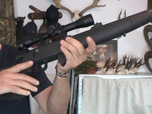 Lors d'une soirée entre amis, il montre sa collection d'armes à l'un d'eux et s'amuse avec elles, mais une était restée chargée...