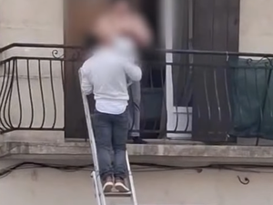 VIDÉO. Il met le feu à une poussette, sa compagne et ses bébés sont coincés dans l'appartement, l'agent immobilier d'en face grimpe pour les sauver