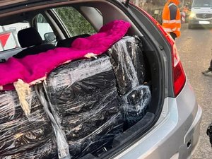 Ils font demi-tour à la vue des douaniers et finissent dans le fossé : 363 cartouches de cigarettes se cachaient sous le plaid rose