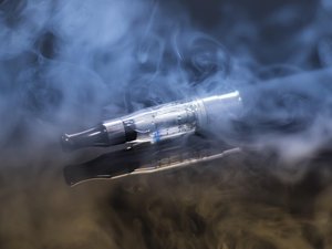 Des substances "se fixent sur les tissus des voies respiratoires" : l'Anses alerte sur les effets du vapotage sur le corps