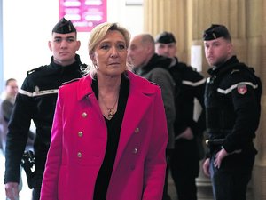 Procès des assistants parlementaires du FN : après les réquisitions du parquet, les possibilités de voir Marine Le Pen se présenter à l'élection présidentielle de 2027 existent-elles encore ?