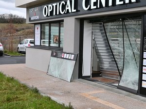 "En cinq minutes, ils ont tout emporté" : cagoulés, équipés de lampes frontales, des membres d'un commando dévalisent un magasin d'optique à la voiture bélier