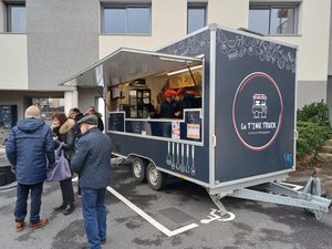 "Un projet qui a bousculé les gens" : à Rodez, quand l'IME de Saint-Laurent amène son food-truck à Pep 12