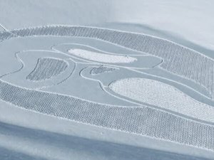 Insolite : les skieurs découvrent un dessin géant du masque des films Scream, réalisé dans la neige avec des raquettes !