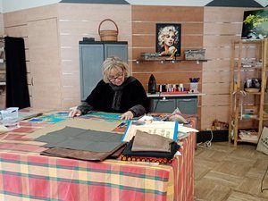 "J'ai des doigts pour donner de la vie" : Caroline Monnereau, née pour embellir, a ouvert son atelier de tapisserie-décoration