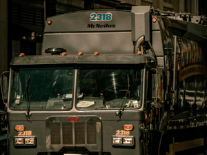 Les éboueurs entendent l'appel à l'aide d'un homme compacté à deux reprises dans leur camion-poubelle