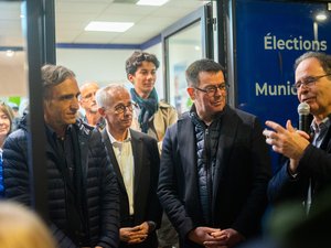 Municipales 2026 : la droite unie autour de Christophe Saint-Pierre, candidat à Millau, pour inaugurer son local de campagne