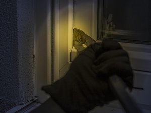 Un homme de 70 ans en garde à vue après avoir abattu par balle un jeune cambrioleur qui voulait s'introduire chez lui par le toit