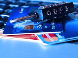 Un courrier contenant une fausse carte bancaire : la nouvelle arnaque qui peut "vider votre compte en quelques minutes"