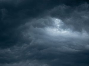 Tempête Nils : Météo France dégaine la vigilance rouge dans trois départements pour des menaces de crues et de vents à 150 km/h