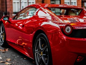 Il se déclare SDF mais se fait arrêter à 247 km/h en Ferrari : les gendarmes découvrent une énorme mascarade fiscale dans laquelle trempait toute la famille