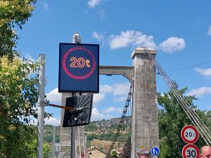 C'était interdit : entre Lot et Aveyron, le camion de 47 tonnes franchit le pont suspendu en pleine tempête et provoque sa fermeture à la circulation