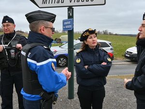 Les forces de l'ordre et la préfète de l'Aveyron au viaduc de Millau pour une opération de contrôle de grande ampleur
