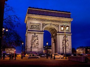 Attaque au couteau sous l'Arc de Triomphe : il venait de sortir de prison pour avoir poignardé des policiers, ce que l'on sait de Brahim Bahrir, l'assaillant qui a été abattu