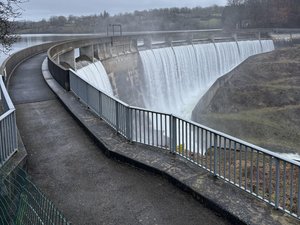 VIDÉOS. Les pluies de la tempête Nils font déborder ce barrage de l'Aveyron, le village en contrebas a les pieds dans l'eau
