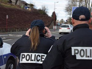 Un ado de 14 ans "emprunte" la voiture de son père, il tente de fuir la police sur le trottoir et à contresens sur un rond-point