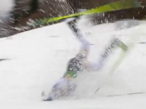 VIDEO. JO d'hiver 2026 : double chute spectaculaire d'une fondeuse suédoise, qui continue la course sur un seul ski
