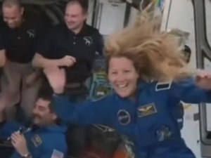 VIDEO. "Comptez sur moi pour faire briller les étoiles dans les yeux des Français" : les premiers mots dans l'espace de Sophie Adenot, depuis l'ISS