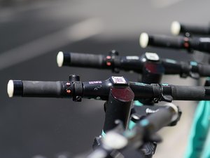 Deux voitures faisaient la course en pleine ville, un jeune homme à trottinette mortellement fauché