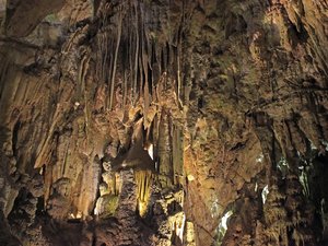La sortie tourne au drame : un spéléologue fait une chute mortelle, l'étroitesse de la cavité complexifie la remontée de son corps