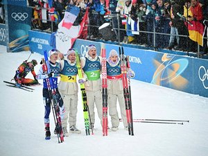 JO d'hiver 2026 : "On est une équipe", et de cinq médailles en or qui font 16 grâce au relais masculin du biathlon