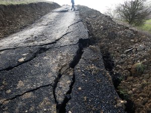 Tempête Nils : un village de l'Aveyron coupé du monde après un glissement de terrain